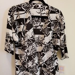 NWT Small Lularoe Blanc/Noir Shirley
